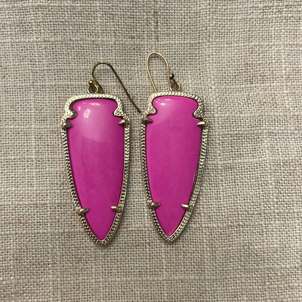 Kendra Scott small pink arrowhead earrings